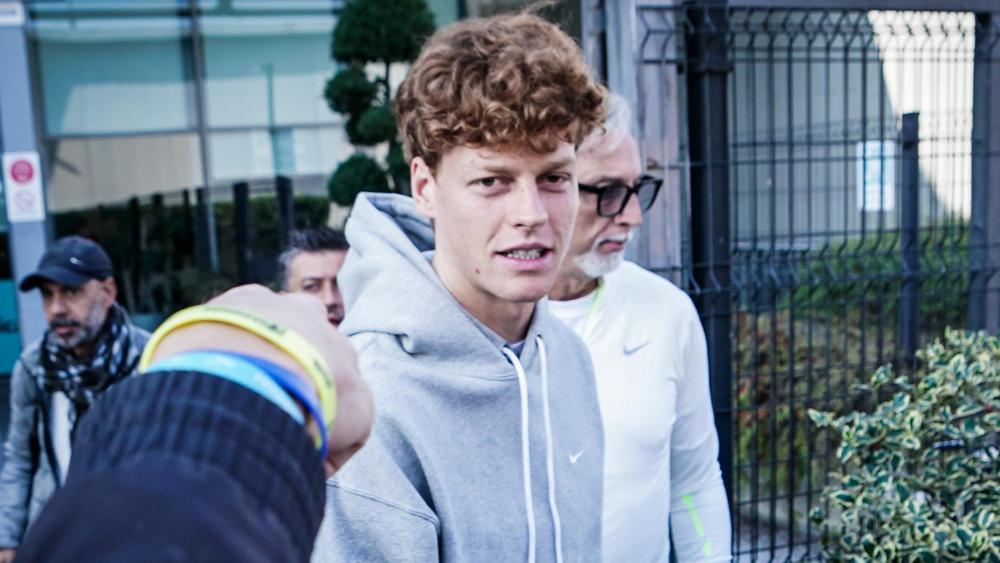 Jannik Sinner vor dem J Medical in Turin. © ANSA / Tino Romano / YU8