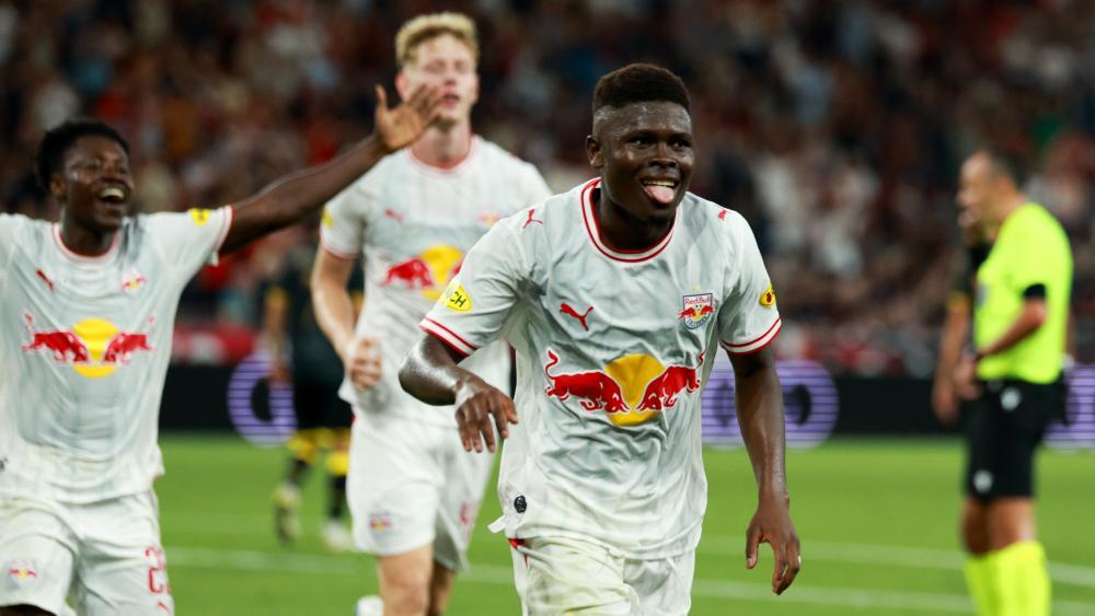Karim Konate jubelt: Der Doppelpacker zog mit Salzburg in die Gruppenphase der Europa League ein. © APA / JASMIN WALTER