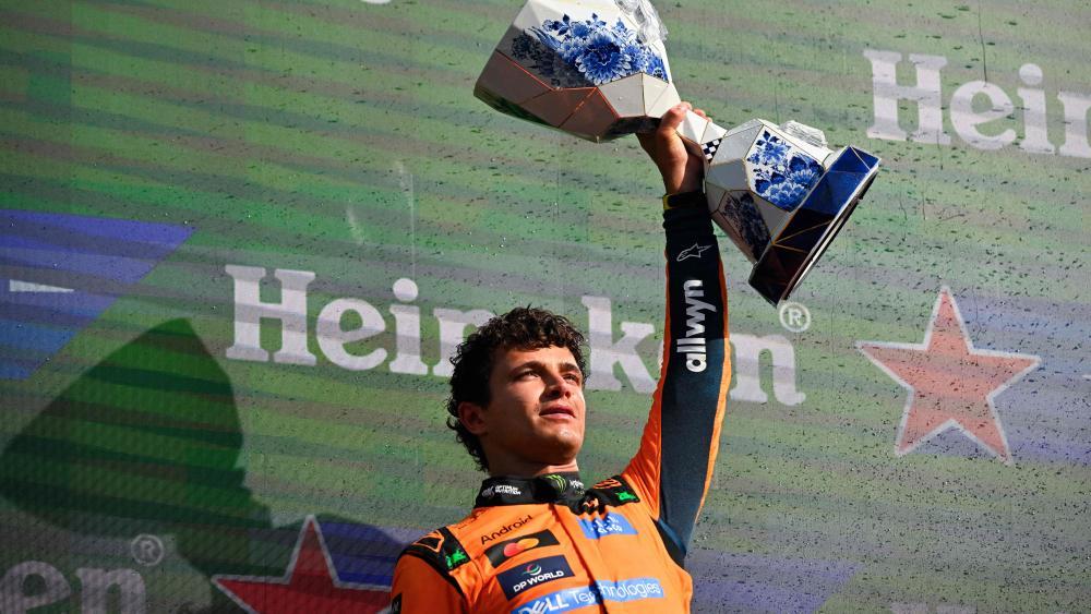 Lando Norris bleibt seinem Team erhalten. © APA/afp / JOHN THYS