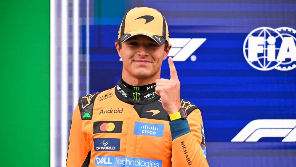 Lando Norris freut sich über die Pole Position. © APA/afp / JOHN THYS