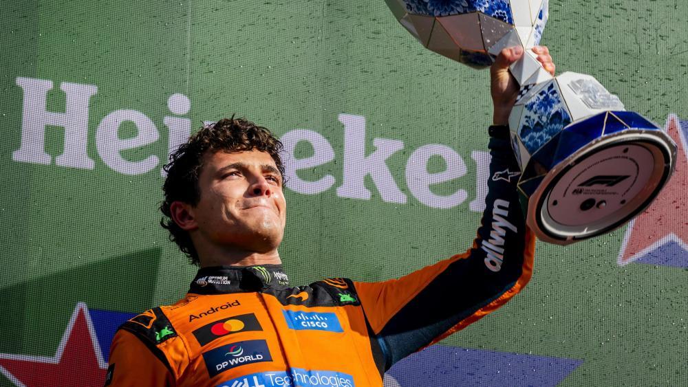 Lando Norris triumphiert beim letzten Rennen in Zandvoort. © ANSA / Remko de Waal