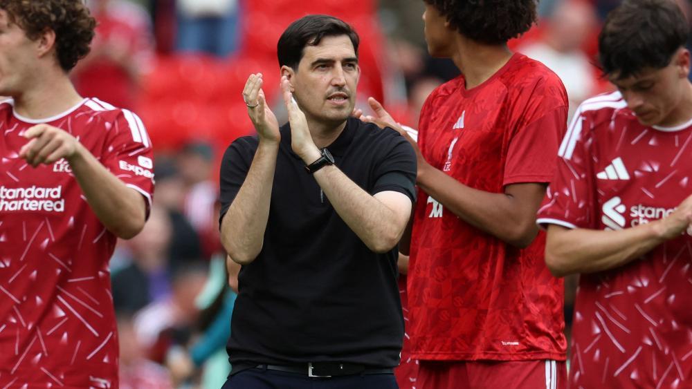 Liverpool-Coach Andoni Iraola bekommt einen Barcelona-Verteidiger dazu. © APA/afp / DARREN STAPLES