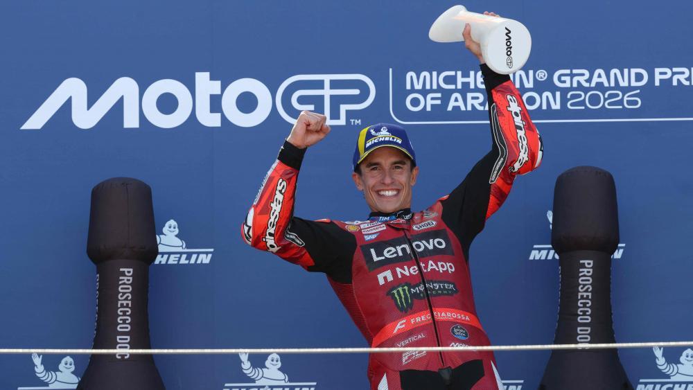 Marc Marquez jubelt mit seiner Trophäe. © APA/afp / PIERRE-PHILIPPE MARCOU
