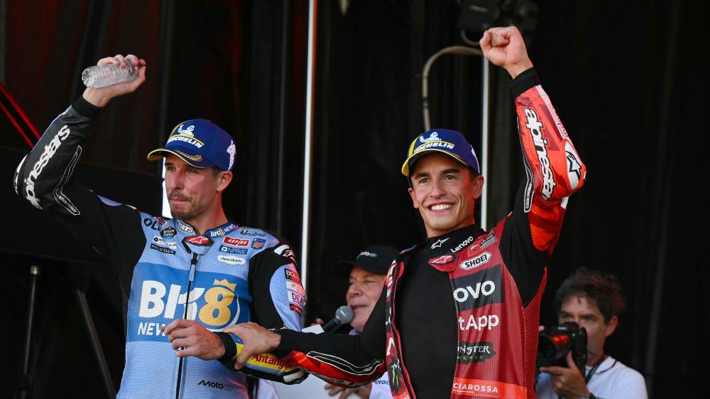 Marc Marquez (r.) feiert mit seinem Bruder Alex Marquez (l.). © APA/afp / JOSE JORDAN