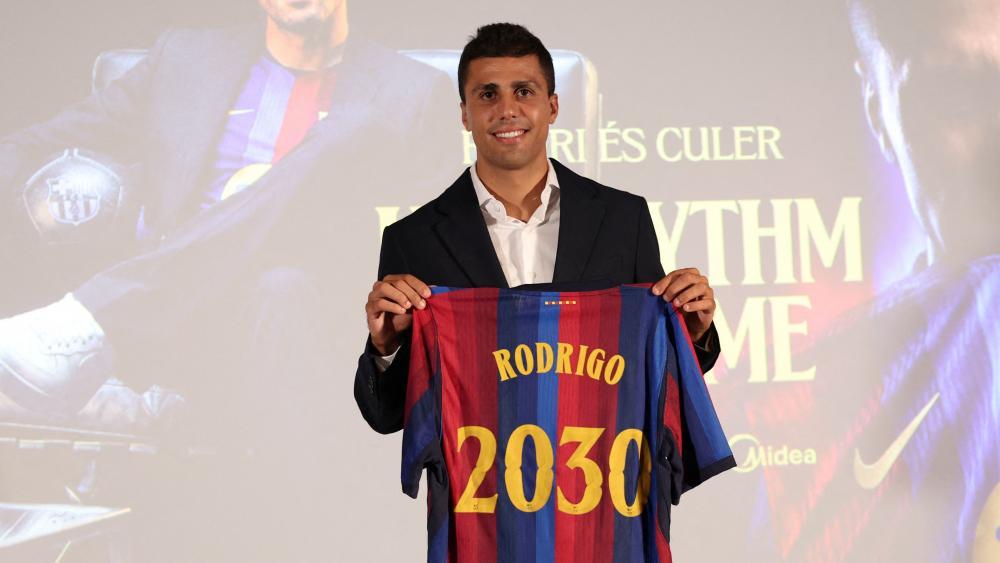Rodri wurde am Dienstag als neuer Barcelona-Spieler vorgestellt. © APA/afp / LLUIS GENE
