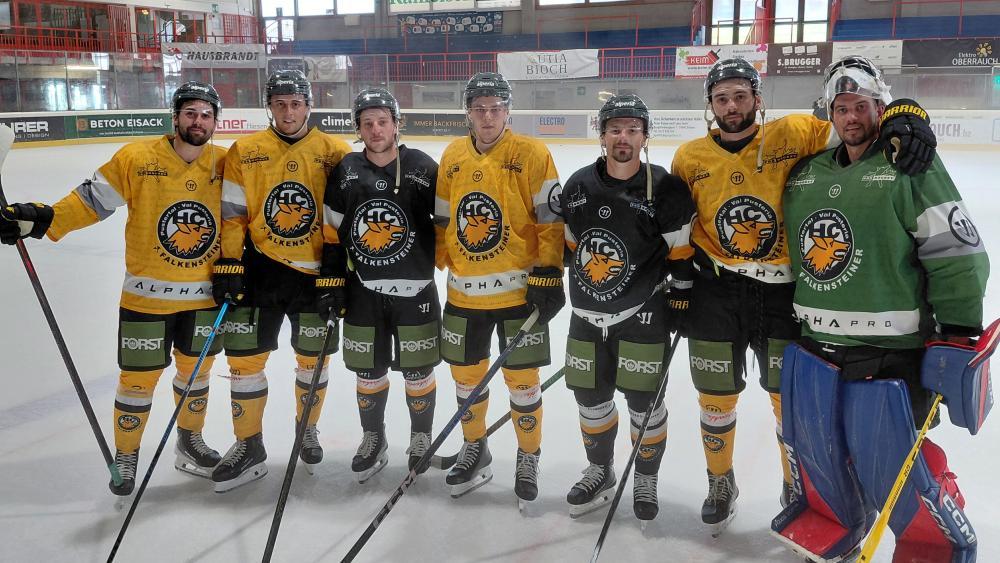 Sieben auf einen Streich. Das sind die Neuzugänge des HC Pustertal: David Farrance, Josef Prast, Gunnarwolfe Fontaine, Dominik Obexer, Gerry Fitzgerald, Luke Moncada und Colin Furlong (von links). © Kurt Platter
