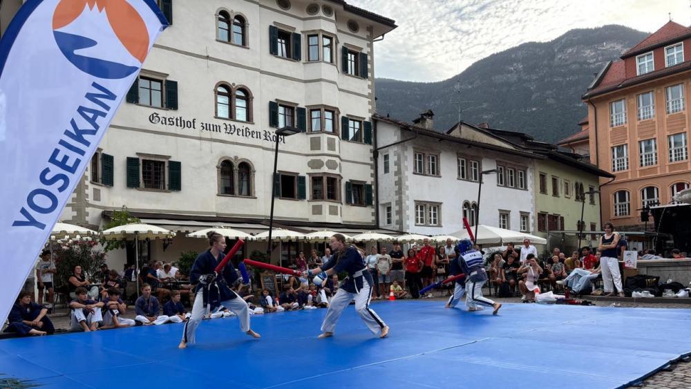 Sorgte für Aufsehen: Yoseikan Budo auf dem Kalterer Marktplatz.
