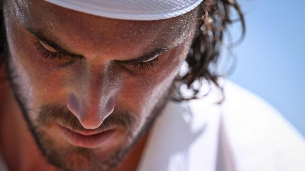 Stefanos Tsitsipas hat den Anschluss an die Weltspitze längst verloren. © APA/afp / KIRILL KUDRYAVTSEV