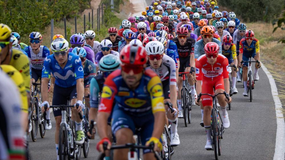 Tadej Pogacar (rechts in Rot) kam am Samstag schwer zu Fall. © APA/afp / JOSEP LAGO
