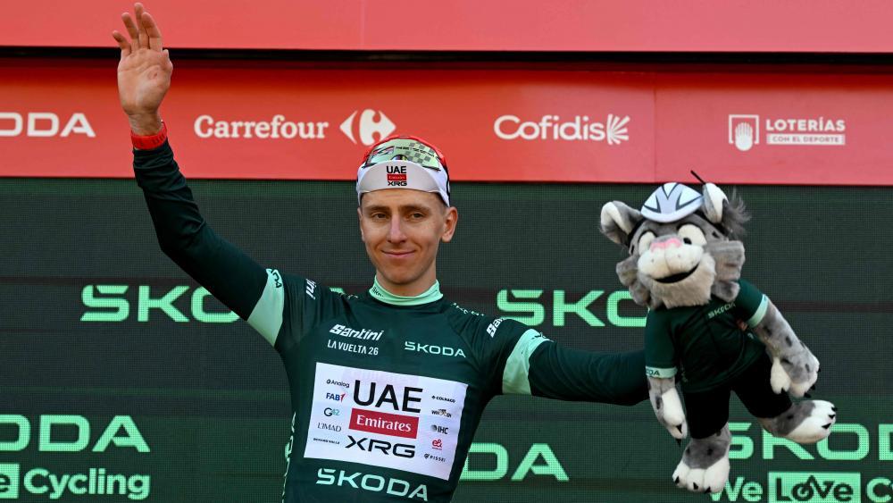 Tadej Pogacar winkt bei der Vuelta ein Start-Ziel-Sieg. © APA/afp / MIGUEL MEDINA
