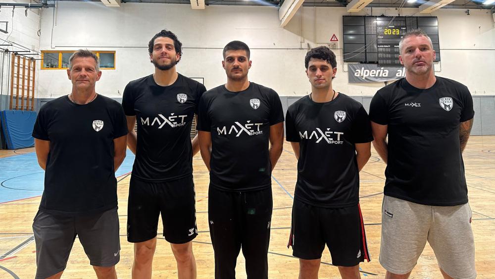 Von links Merans Cheftrainer Jürgen Prantner mit den Neuzugängen Guilherme Leonel (der Brasilianer kommt vom SSV Brixen), Alfredo Torres aus Portugal, Patricio Plater aus Argentinien und dem neuen Assistenten Marko Dapcevic aus Montenegro.