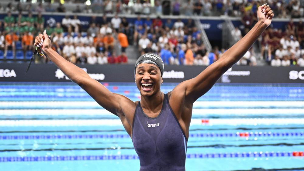 Weltrekord! Sara Curtis stellte über 50 Meter Rücken eine neue Bestmarke auf. © APA/afp / JULIEN DE ROSA