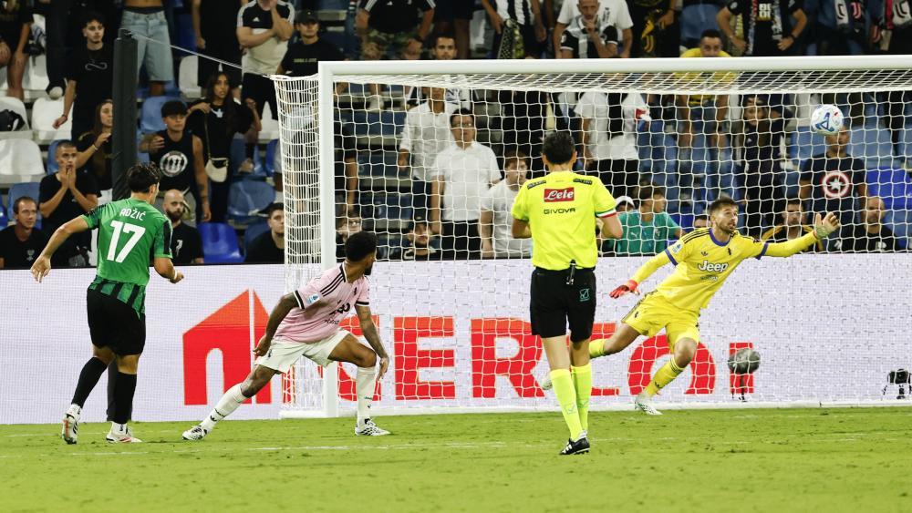 Die entscheidende Szene: Vasilije Adzic (l.) erzielt das 3:2 für Sassuolo. © ANSA / ELISABETTA BARACCHI