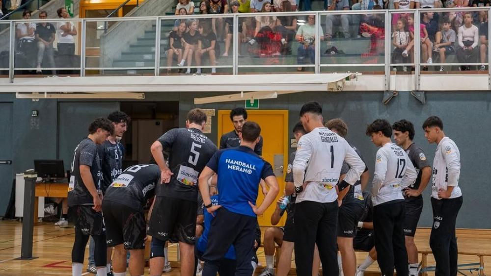 Die Meraner Handballer haben eine Niederlage kassiert. © Mario Bisica / Handball Meran Social Media