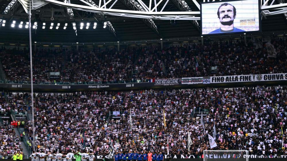Die Schweigeminute für Sandro Mazzola wurde missachtet. © APA/afp / MARCO BERTORELLO