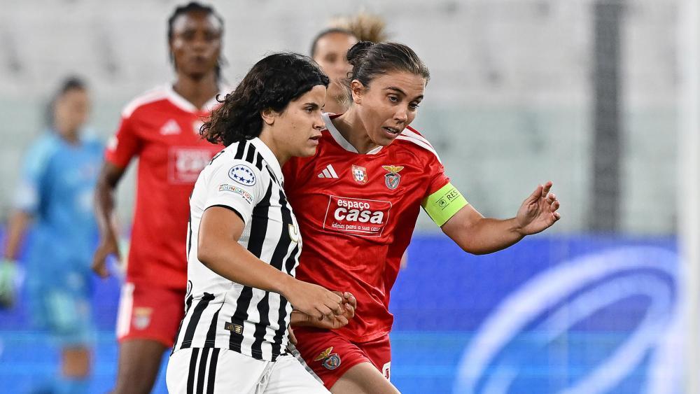 Eva Schatzer im Duell mit Benfica-Kapitänin Pauleta. © ANSA / Alessandro Di Marco