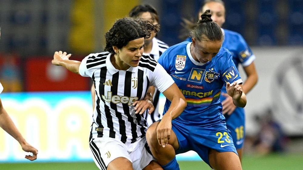 Eva Schatzer (links), Mittelfeldspielerin von Juventus. © APA / HELMUT FOHRINGER