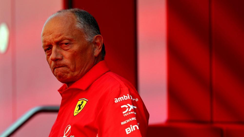 Ferrari-Teamchef Frederic Vasseur kann künftig mit kürzeren Rennen rechnen. © ANSA / ANNA SZILAGYI