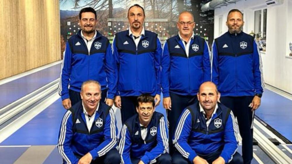 Hinten von links die Nalser Horst Steinhauser, Christian Mocanù, Martin Oberhofer, Szabolcs Tòt; vorne von links Kurt Plunger, Roland Lechner und Florian Egger.