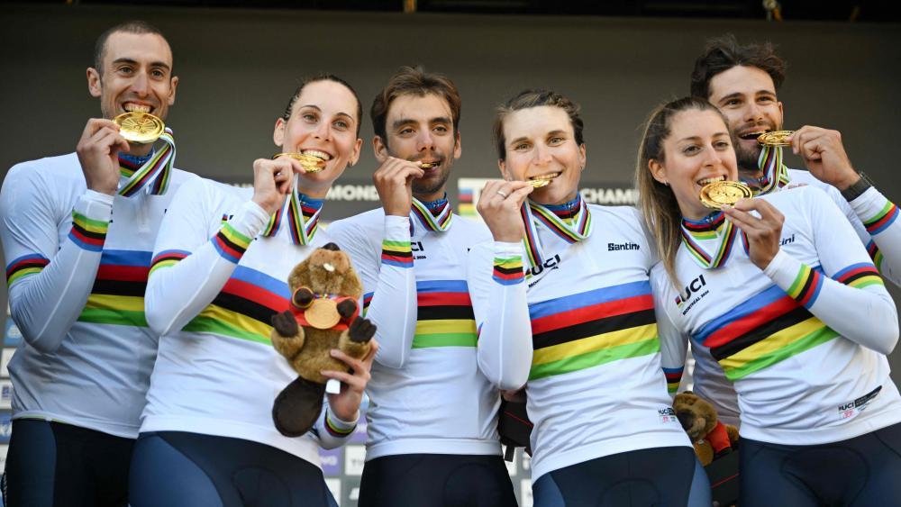 Italiens Mixed-Staffel hat in Montreal eine WM-Goldene geholt. © APA/afp / ANDREJ IVANOV