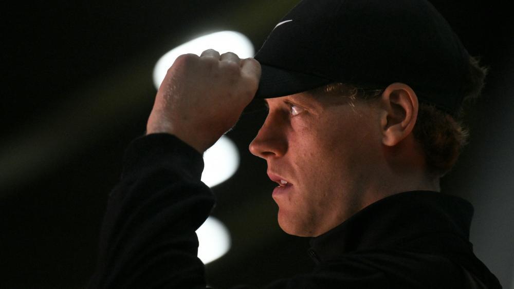 Jannik Sinner ist bei den US Open ein Gesprächsthema, auch wenn er nicht dabei ist. © AFP / TIZIANA FABI