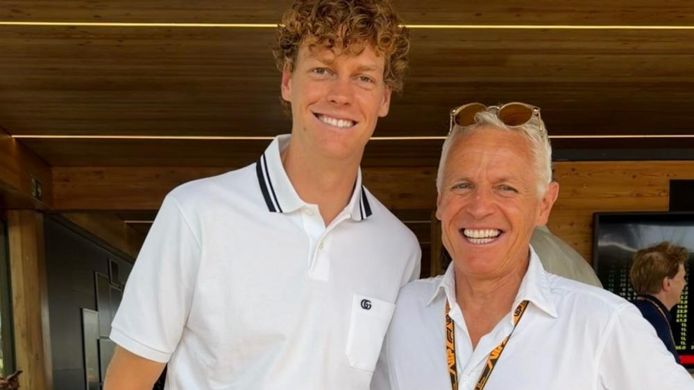 Jannik Sinner posiert mit Alfred Wierer, dem Papa von Dorothea. © Instagram