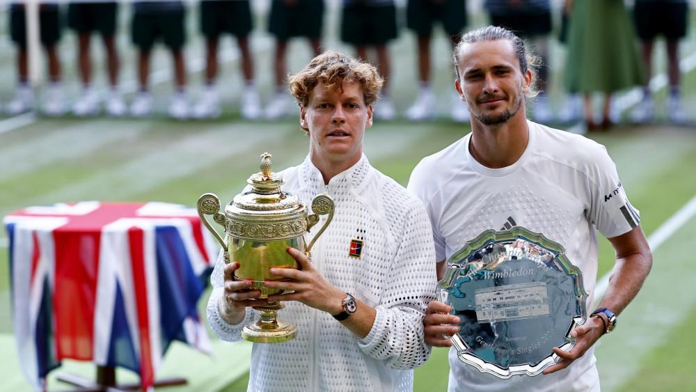 Jannik Sinner und Alexander Zverev nach dem Finale von Wimbledon. © ANSA / TOLGA AKMEN
