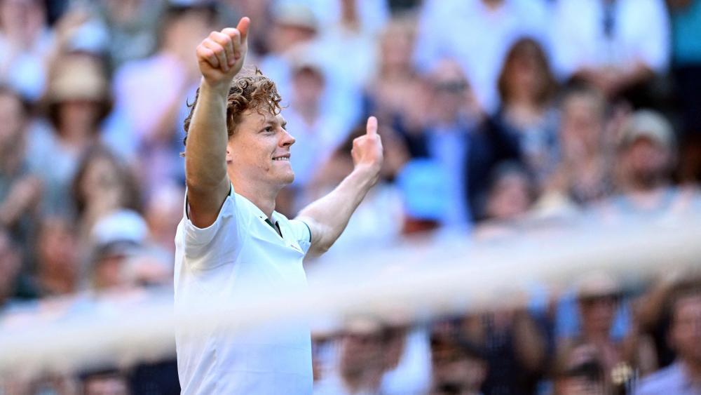Jannik Sinner wurde von der Tennis-Legende Roger Federer gelobt. © APA/afp / KIRILL KUDRYAVTSEV