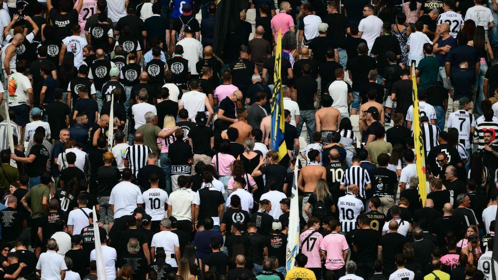 Juventus wurde für diese Aktion ihrer Fans milde bestraft. © APA/afp / MARCO BERTORELLO