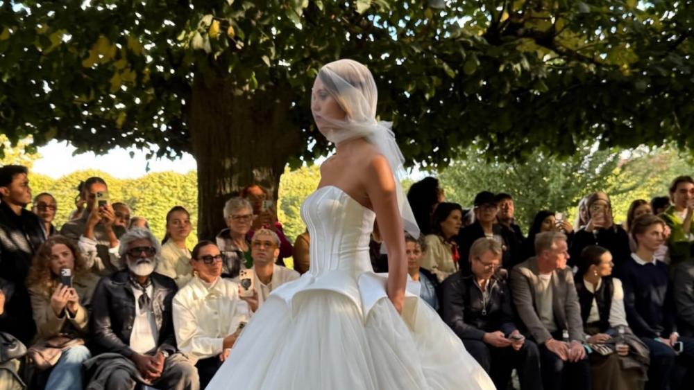 Laila Hasanovic präsentiert ein außergewöhnliches Hochzeitskleid. © Instagram