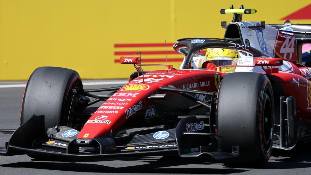 Lewis Hamilton in Madrid: Hier ist der Ferrari noch ganz. © APA/afp / THOMAS COEX