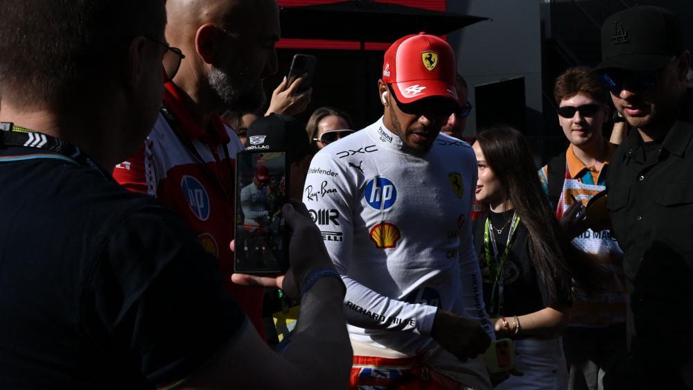 Lewis Hamilton kritisiert die jüngste Formel-1-Neuerung. © APA/afp / IGOR IVANKO