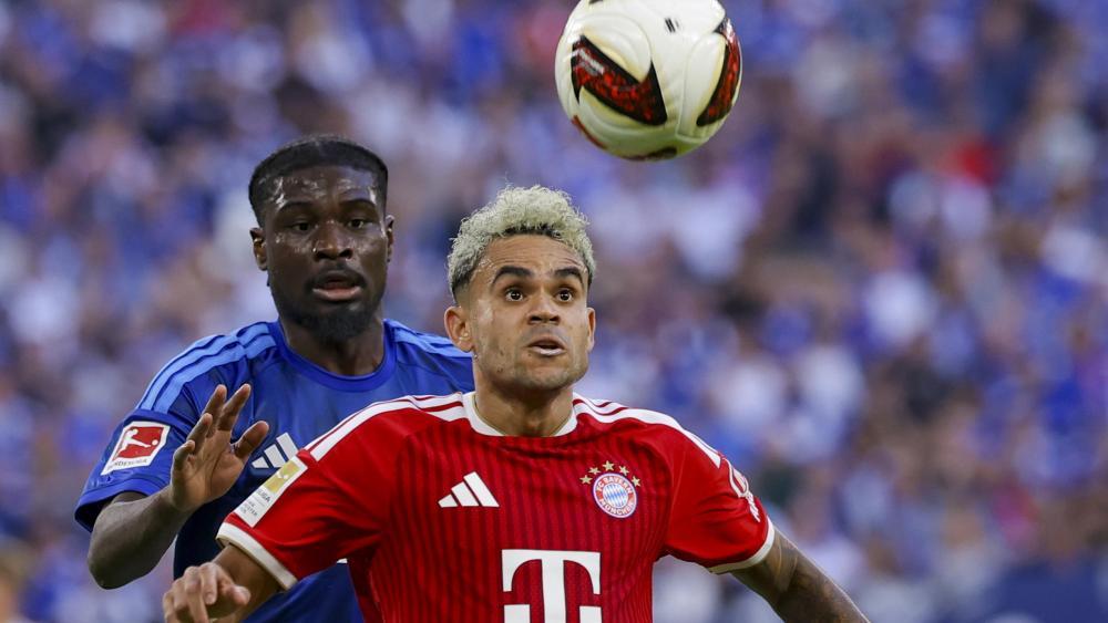 Luis Diaz (rechts) kam mit den Bayern gegen Schalke (links Eric Dina-Ebimbe) nicht über ein Remis hinaus. © ANSA / CHRISTOPHER NEUNDORF