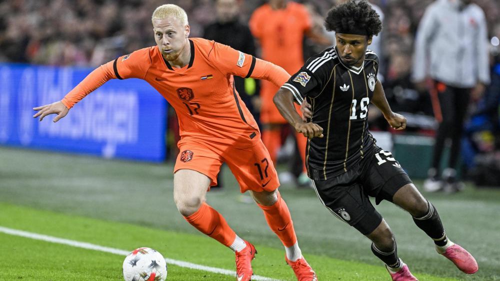Mexx Meerdink (links) und Karim Adeyemi (rechts) im Duell. © ANSA / OLAF KRAAK