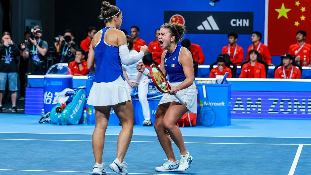 Sara Errani und Jamsine Paolini tüteten den Sieg im Doppel ein. © APA/afp / -