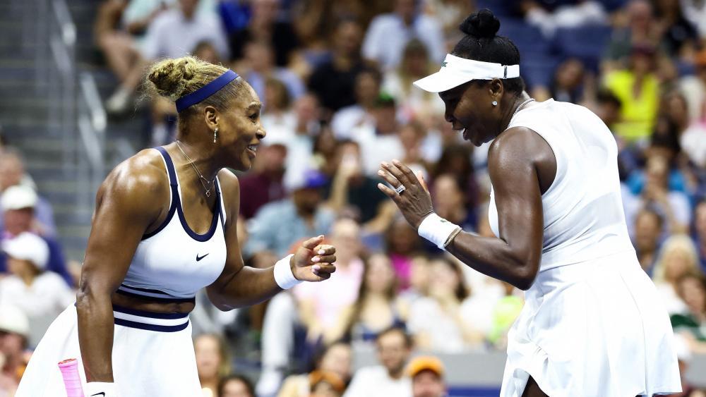 Serena und Venus Williams hatten bei den US Open offenbar Spaß. © APA/afp / CHARLY TRIBALLEAU