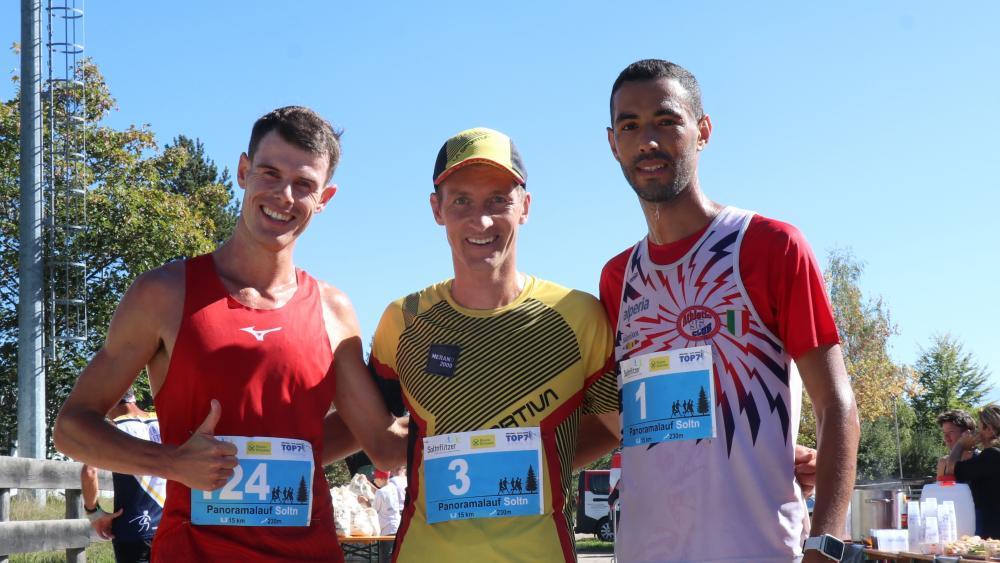 Sieger Andreas Reiterer (Mitte) freute sich mit Luca Clara (links) und Khalid Jbari (rechts). © Sportissimus