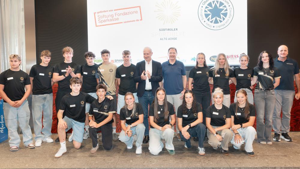 Stiftungspräsident Stefan Pan mit jenen 22 Athleten, die die Sportoberschule Mals besuchen, und Teil des Sporthilfe-Wintersportteams sind. © Helmut Moling