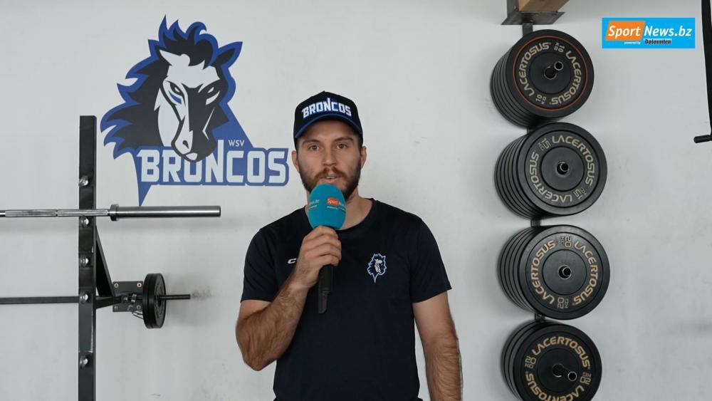 Die Wipptal Broncos sind bereit für die neue Saison. Doch bevor die Meisterschaft beginnt, treibt ein etwas anderer Reporter in den Kabinengängen der Sterzinger sein Unwesen. Alex Zecchetto, Stürmer der Broncos, hat seinen Mannschaftskollegen auf den Zahn gefühlt. Wer macht am meisten Schläger kaputt? Wer zahlt viel zu viel in die Mannschaftskasse ein? Und wer hat heuer einen Kulturschock erlitten? Hier gibt’s unser Video. © stol