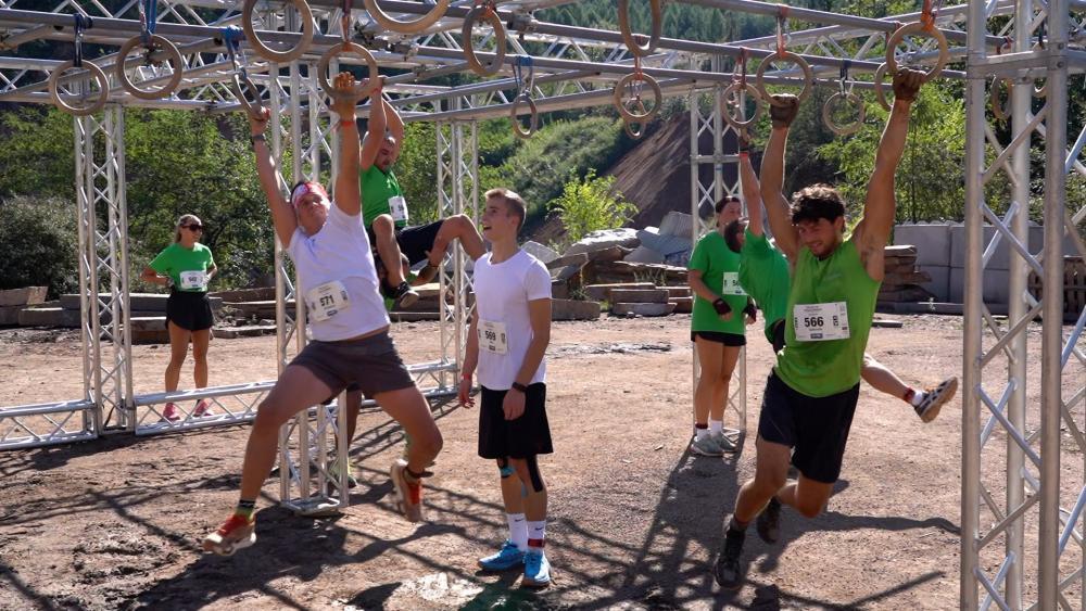 Zum fünften Mal fand am Samstagvormittag die Beyond Challenge in Eppan statt. Hunderte Athleten sowie zahlreiche Soldaten des italienischen Heeres gingen bei diesem speziellen Hindernis- und Fitnesslauf quer durch den Montiggler Wald an den Start. © stol