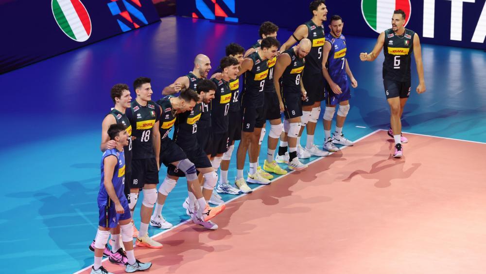 Voller Einsatz der Volleyball-Nationalspieler Italiens bereits bei der Nationalhymne vor dem Spiel. © ANSA / FILIPPO RUBIN