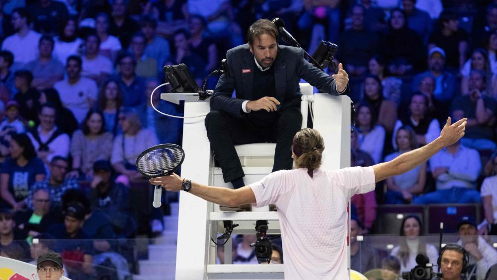 Alexander Zverev beschwerte sich über die Bälle. © APA/afp / JOE KLAMAR