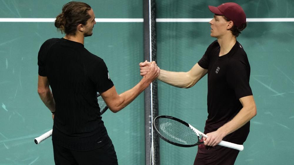 Alexander Zverev und Jannik Sinner: Der Kampf um Platz eins der Weltrangliste spitzt sich zu. © APA/afp / DIMITAR DILKOFF