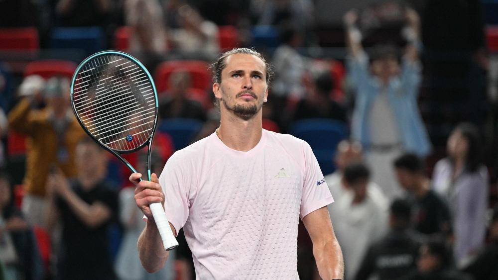 Alexander Zverev zitterte sich in Shanghai eine Runde weiter. © APA/afp / HECTOR RETAMAL