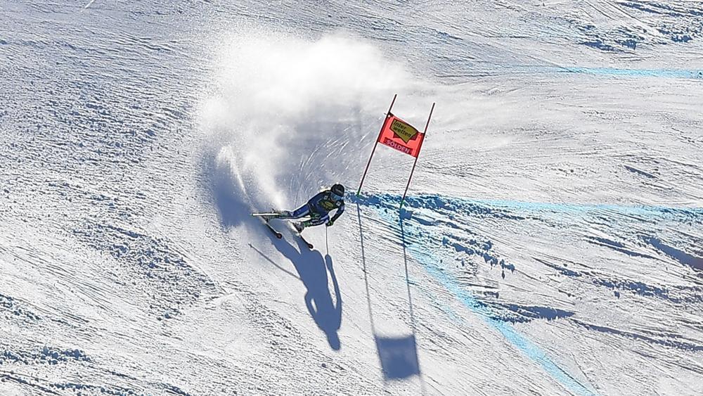 Alice Robinson wird die Saison im Ski-Weltcup eröffnen. © APA/afp / JOE KLAMAR