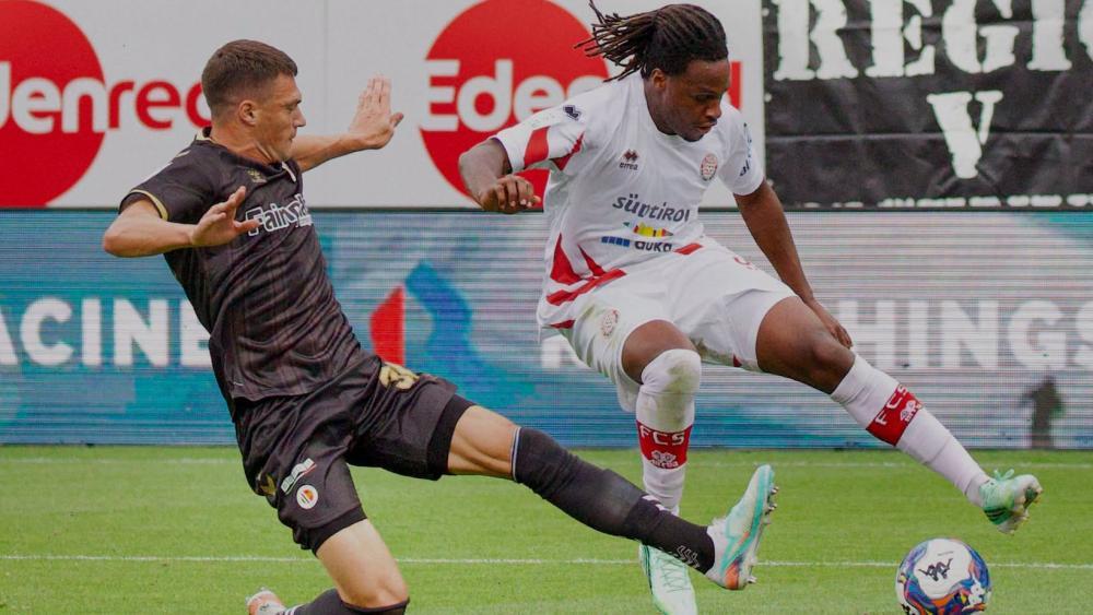 Alvin Okoro im Zweikampf mit Ascoli-Kapitän Marcos Curado.