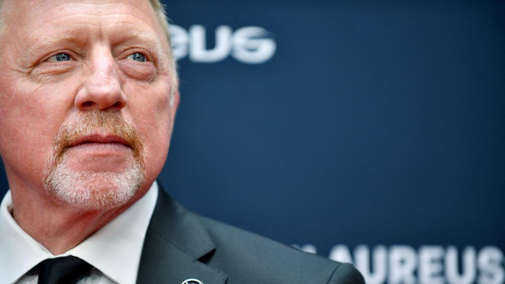 Boris Becker haute auf den Tisch. © AFP / JULIEN DE ROSA