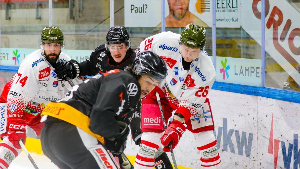 Bozens Teemu Kivihalme (rechts) und Blake Hillman (links) feierten gegen Vorarlberg einen klaren Sieg. © Dorner Joe