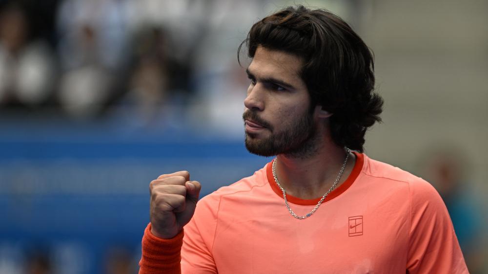 Carlos Alcaraz steht im Halbfinale von Tokio. © APA/afp / RIE KIKUCHI