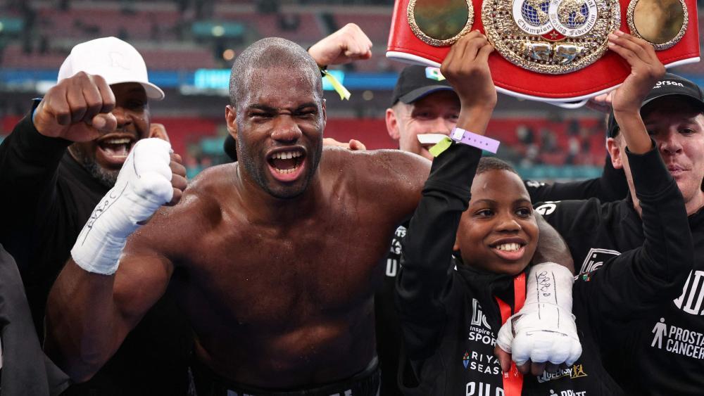 Daniel Dubois hat das Duell schon in der zweiten Runde gewonnen. © APA/afp / ADRIAN DENNIS